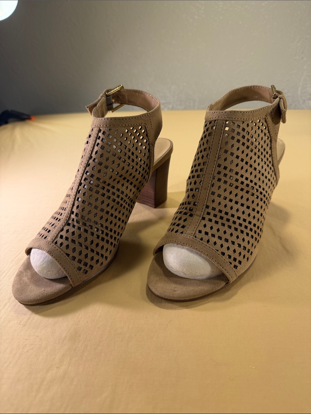 Unisa women’s sandals tan size 9M
